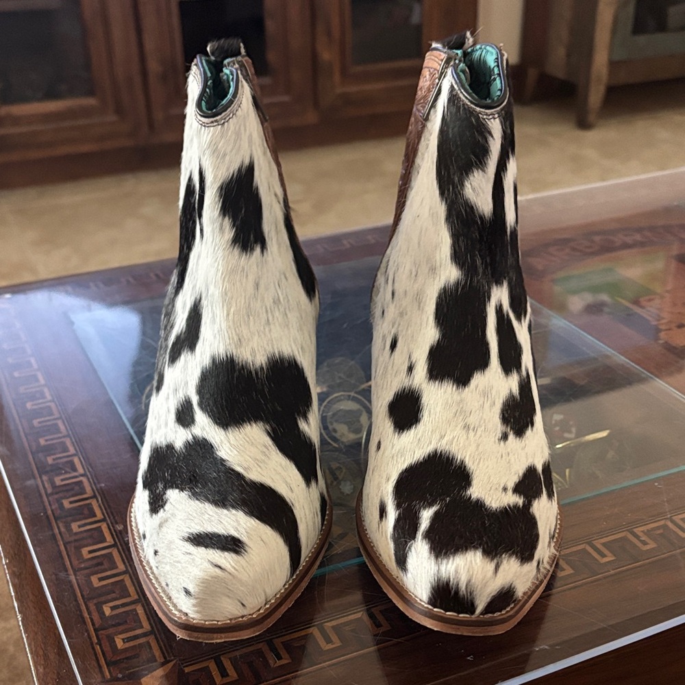 Myra Cowhide Ankle Boots Laramie Plains Snip toe 2 inch heel like new size 9